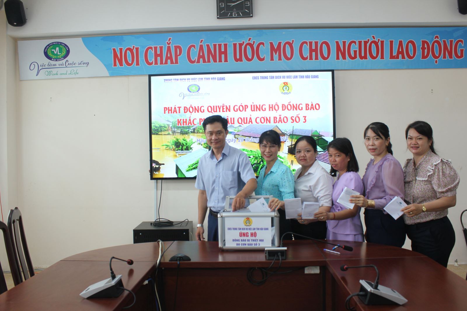 Trung tâm dịch vụ việc làm phối hợp cùng Ban Chấp hành Công đoàn cơ sở tổ chức phát động quyên góp ủng hộ đồng bào khắc phục hậu quả cơn bão số 3